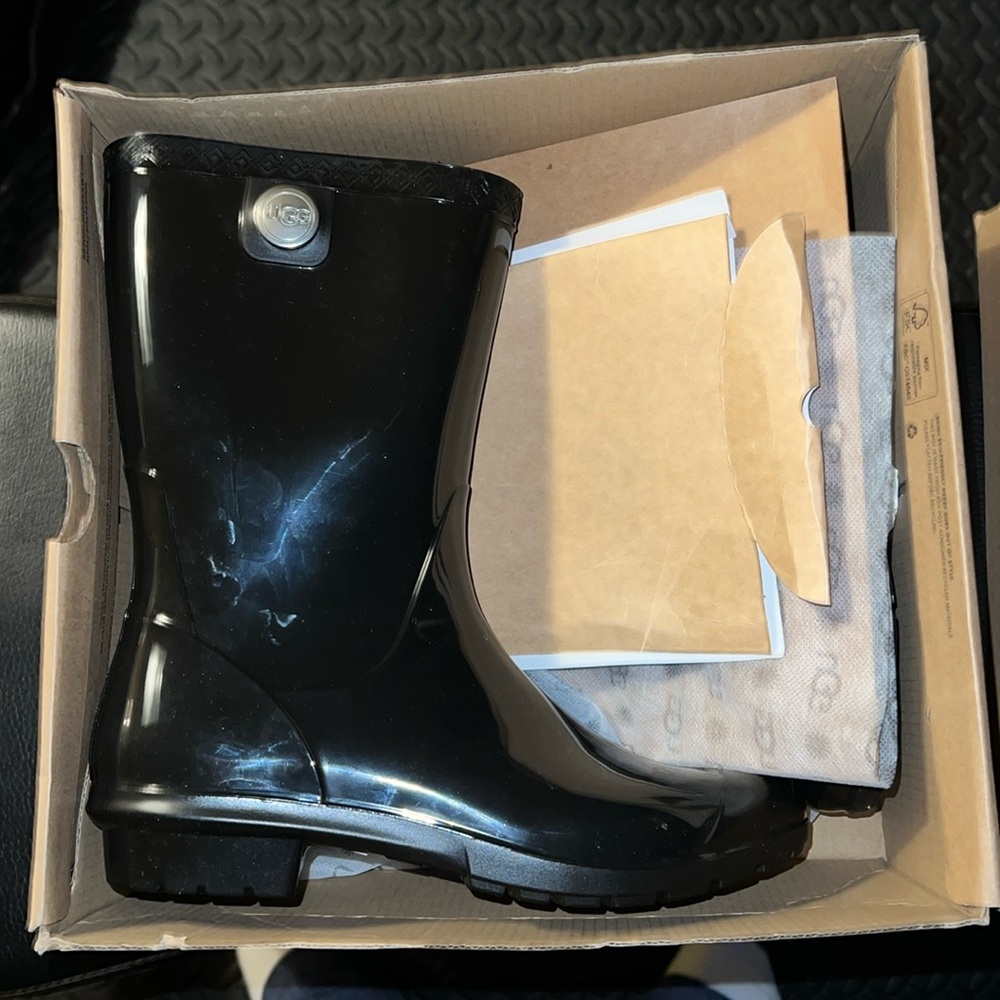 BRAND NEW UGG RAIN BOOTS